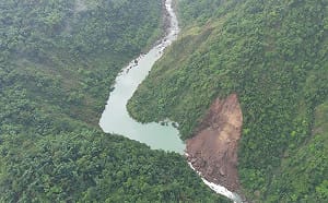 南投加走寮溪邊坡崩形成堰塞湖　估蓄水10萬公噸