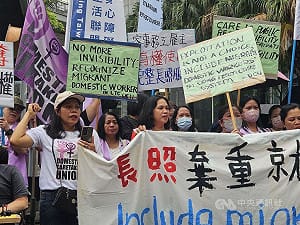 家事移工冒雨上街抗議　籲納長照僱用改善過勞