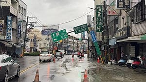 台南仁德路面塌陷 路標嚴重傾斜！台水緊急搶修6800戶停水
