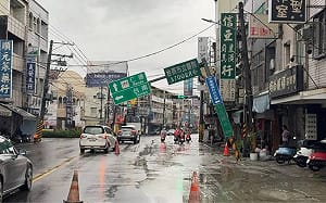 台南仁德路面塌陷 路標嚴重傾斜！台水緊急搶修6800戶停水