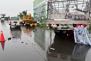台南運豬車追撞停等紅燈前車　機車騎士當場死亡