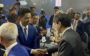 蔣萬安出席世界城市高峰會　與黃循財握手致意