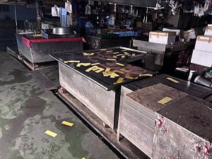 不滿海鮮賣太貴！高雄男闖黃昏市場噴漆撒冥紙 毀損罪送辦