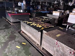 高雄男不滿海鮮售價　黃昏市場噴漆撒冥紙送辦