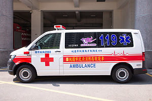 桃園購物中心驚傳墜樓意外！7旬男當場身亡  初步排除外力介入