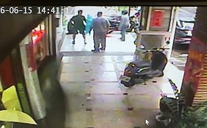 台中驚傳隨機攻擊！七旬翁被鑰匙狂桶  緊急送醫保住一命