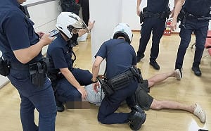 板橋台新分行驚傳搶案！無業男持利剪衝入  警30秒強勢逮捕