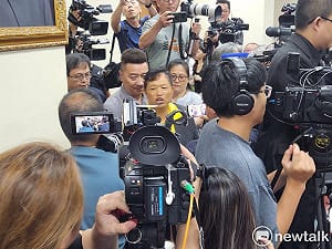 「台灣國」大鬧國民黨 直闖中央黨部主廳砲轟鄭麗文  