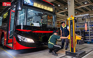 一場火燒車意外，加速華德動能安全轉型路！車王電小金雞憑什麼打贏中國車廠奪單？