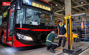一場火燒車意外，加速華德動能安全轉型路！車王電小金雞憑什麼打贏中國車廠奪單？