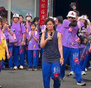 原來是同梯啊？  「這網紅」曝自己與玄濟宮鄔馨茹在金門當兵...
