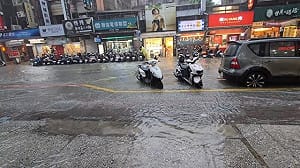 台北暴雨成災！公館商圈水淹騎樓　網友直呼公館末日