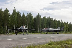 美國海軍陸戰隊F-35B首度部署芬蘭  秀「公路起降」