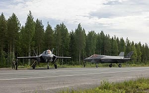 美國海軍陸戰隊F-35B首度部署芬蘭  秀「公路起降」