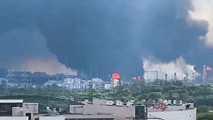 (影)俄煉油廠爆炸！澤連斯基：俄軍若持續襲擊 莫斯科也會陷入火海