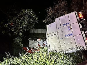 國3台南段2小貨車疑碰撞翻覆邊坡　1人受傷送醫