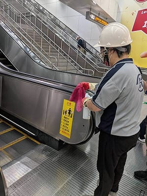 高捷左營站鼠竄穿堂層電扶梯  高捷立即清消加強巡查