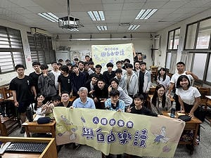 「人權故事車」赴台南一中  白恐受難者呂昱：唯有記住過去，才能走得比仇恨更遠