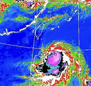 米克拉升級強颱！颱風眼超清晰  吳德榮：周五須提防大雨