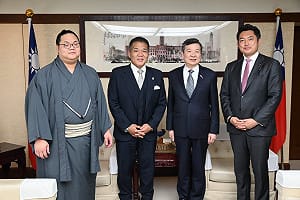 台日混血力士東白龍拜會駐日代表處  李逸洋盼加強台日相撲交流