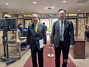 柯建銘涉過失傷害徐巧芯案　出庭稱捍衛憲政體制