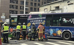 母赴市場幫拉票慘遭公車輾斃！新北市議員參選人周韋翰悲呼：世事無常