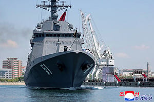 北韓首艘自製5000噸級驅逐艦「崔賢號」23日正式入列服役