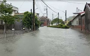 豪雨襲屏東！道路積水深達小腿 縣長指示加速抽排