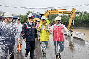 豪雨狂炸高雄！陳其邁急赴旗山視察　里長：抽水改善、水位降逾九成