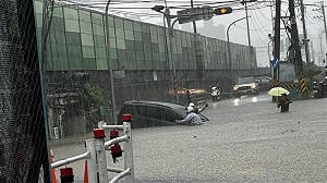 強降雨釀汐止淹水！休旅車強闖涵洞險滅頂   小山貓出動救援