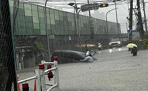 強降雨釀汐止淹水！休旅車強闖涵洞險滅頂   小山貓出動救援
