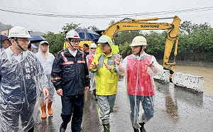 豪雨狂炸高雄！陳其邁急赴旗山視察　里長：抽水改善、水位降逾九成