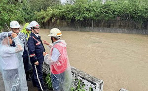豪雨狂襲高雄！旗山時雨量破104毫米　陳其邁：已啟動三級應變、嚴防山區災情