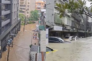 內湖低窪區積水嚴重 多輛車近乎「滅頂」！網諷：馬路味增湯