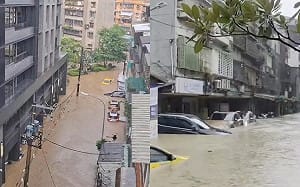 內湖低窪區積水嚴重 多輛車近乎「滅頂」！網諷：馬路味增湯