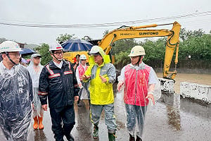 米克拉外圍環流挾豪雨襲旗美　陳其邁視察抽水站掌握水情