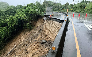 豪雨狂炸台南！ 龍崎182線路坍塌雙向封閉 電桿墜落邊坡釀7戶停電