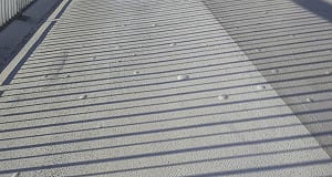 淡江大橋人行道驚見不明突起像「青春痘」？公路局：預計七月中旬改善