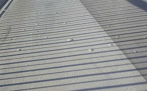 淡江大橋人行道驚見不明突起像「青春痘」？公路局：預計七月中旬改善