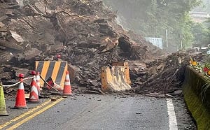 連日豪雨釀宜蘭南澳宜57線坍方　金洋村260戶一度成孤島　縣府拚傍晚搶通