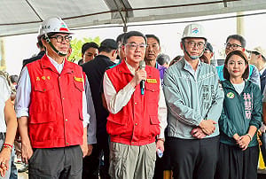 陪卓榮泰視察滯洪池與農損    陳其邁：攜手中央落實系統性治水計畫與救助