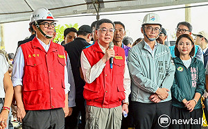 陪卓榮泰視察滯洪池與農損 陳其邁：攜手中央落實系統性治水計畫與救助