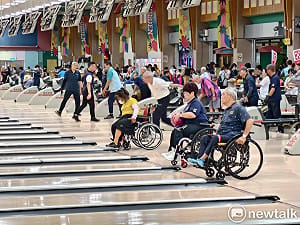 台南市西藥盃保齡球賽熱鬧登場  展現身心障礙朋友生命力風采
