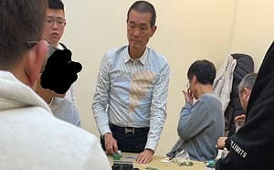 獨家》蔡晉財才交保！蔡咏鍀父子再爆疑於服務處賭天九牌 畫面曝光