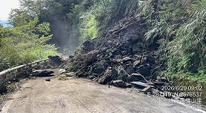 高雄桃源南橫天池路段邊坡坍方  公路局封路急搶修預計中午完成