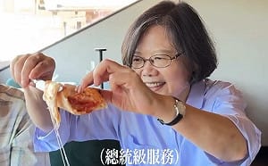 蔡英文訪義大利幕後曝光！開啟「餵食模式」　披薩、冰淇淋全分送隨扈