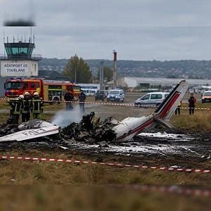 法國跳傘飛機墜毀11死！起飛不久「垂直著陸」 驚悚過程家屬全目睹