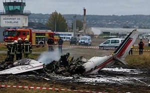 法國跳傘飛機墜毀11死！起飛不久「垂直著陸」 驚悚過程家屬全目睹