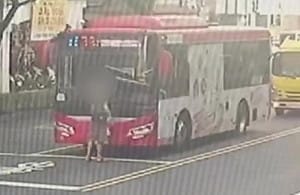 高雄公車未停靠 老翁肉身擋車理論！慘吞罰單還觸犯2罪