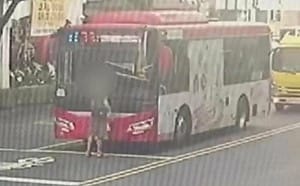 高雄公車未停靠 老翁肉身擋車理論！慘吞罰單還觸犯2罪